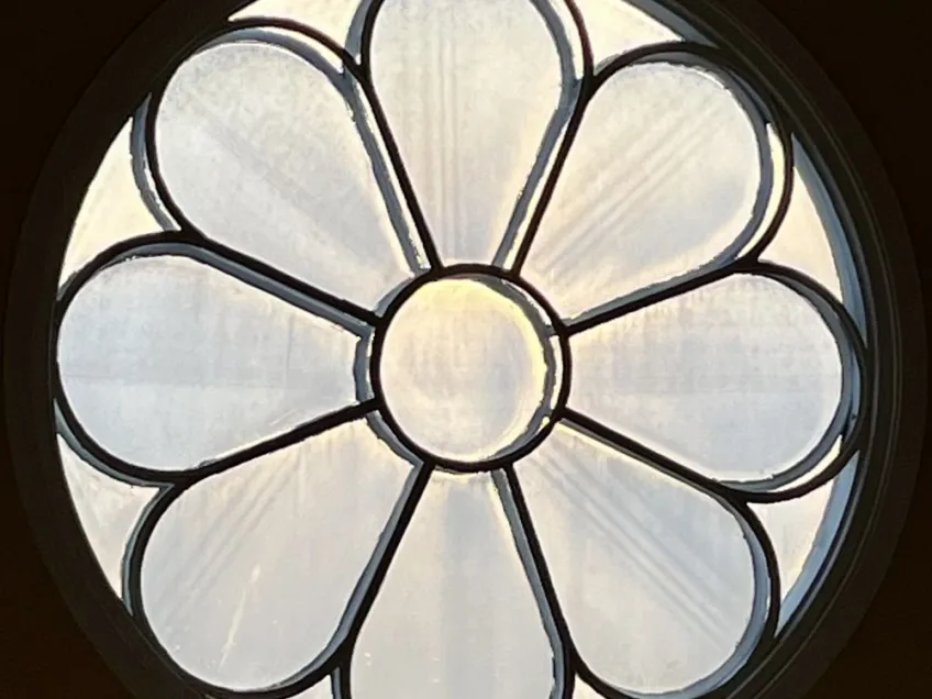 Window looks like a daisy. Photo. 
