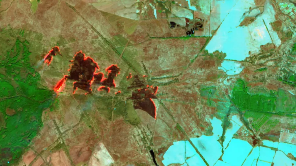  Satellitbild som visar bränder i ett jordbruksområde i sydvästra delen av Tjernobyl, Ukraina. Satellitbild.