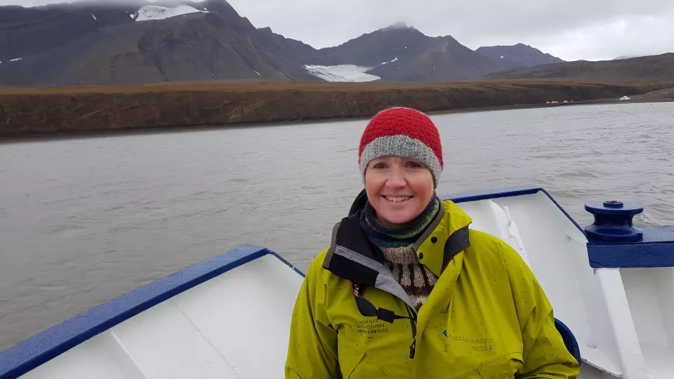 Lena Rubensdotter på båt utanför Barentsburg, Svalbard