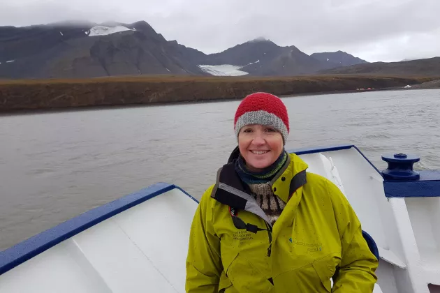 Lena Rubensdotter på båt utanför Barentsburg, Svalbard