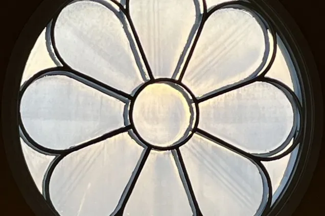 Rosettfönster som ser ut som en blomma med åtta kronblad. Foto.