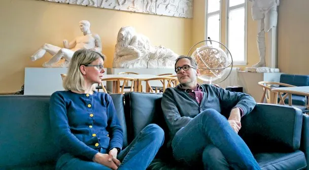 Apotekaren Cecilia Lenander och etnologen Kristofer Hanson ingår i det tvärvetenskapliga temat Post­antibiotic Futures på Pufendorfinstitutet. Foto: Cecilia von Anorld